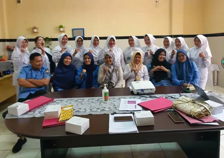 Foto bersama peserta bedah kasus dalam mengelola skill kasus jadi lebih baik